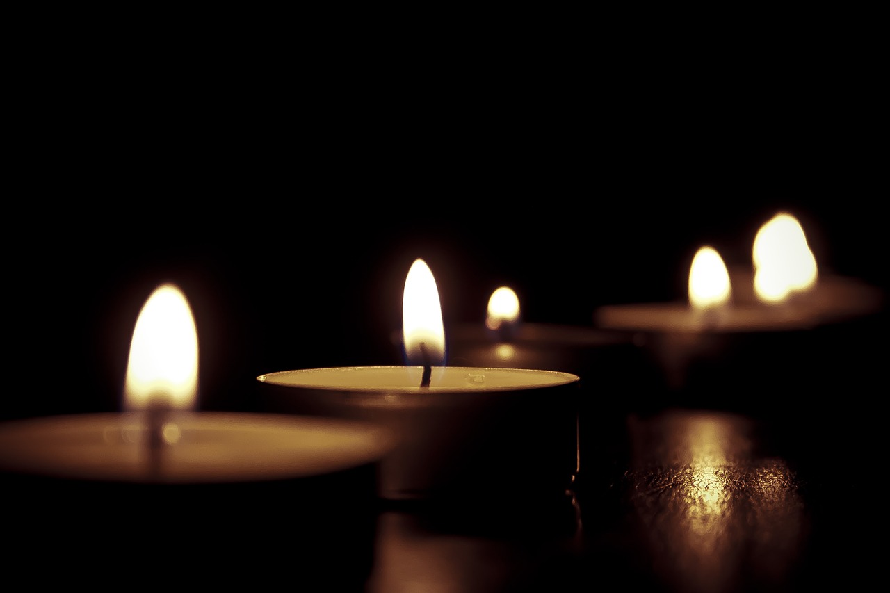candles-209157_1280